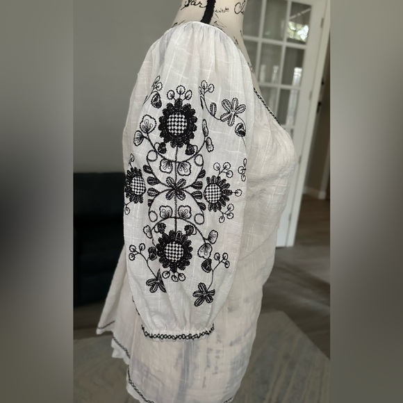 Max Studio London Embroidered Top - Picture 2 of 6